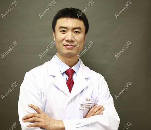 杨佳琦主任是圣嘉新案例招募活动的主刀医生.jpg